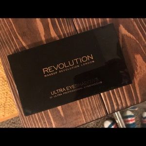 Makeup Revolution 32 Professional Eyeshadows